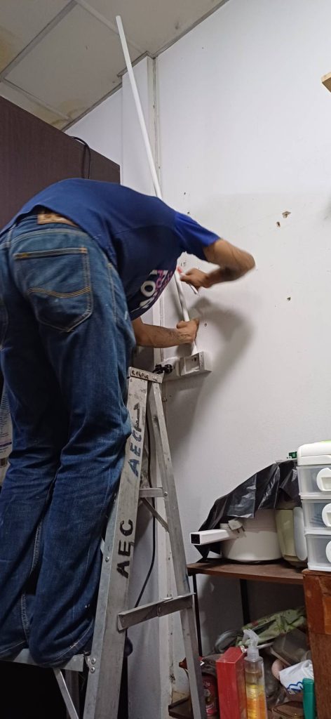 เดินท่อร้อยสายติดตั้งปลั๊ก