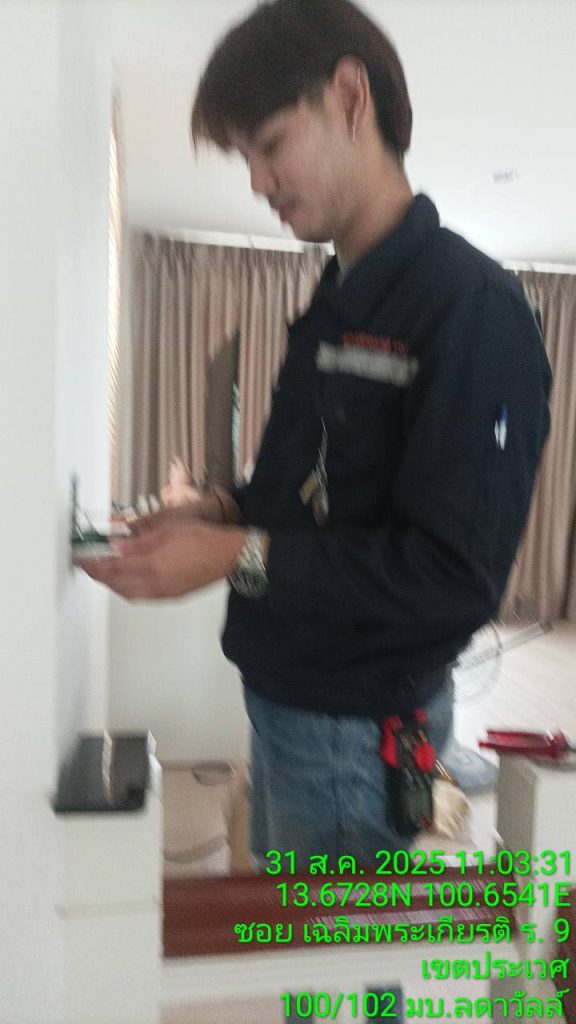 ช่างไฟฟ้ารื้อปลั๊กเช็กสายไฟ