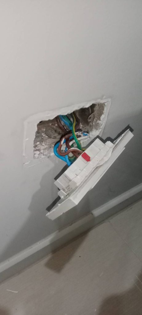 รื้อปลั๊กเช็กสายไฟ