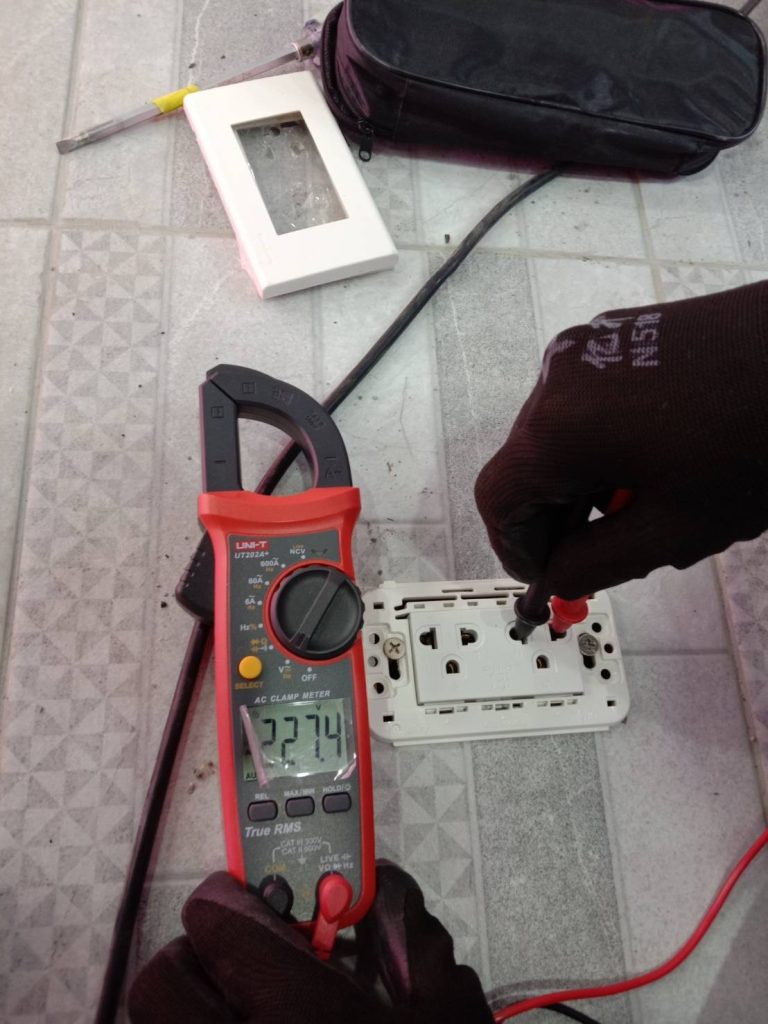 ตรวจเช็กปลั๊กไฟ