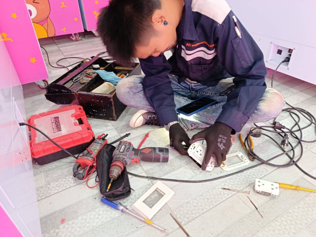 ซ่อมเปลี่ยนปลั๊กไฟ