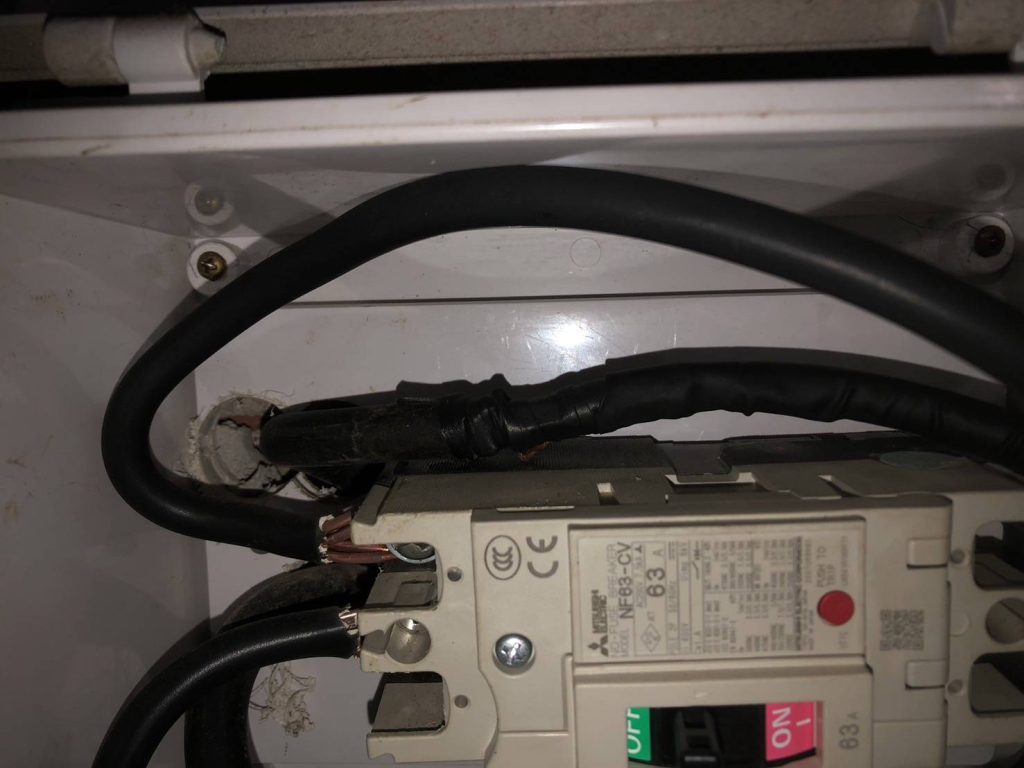 สายไฟเข้าเบรกเกอร์