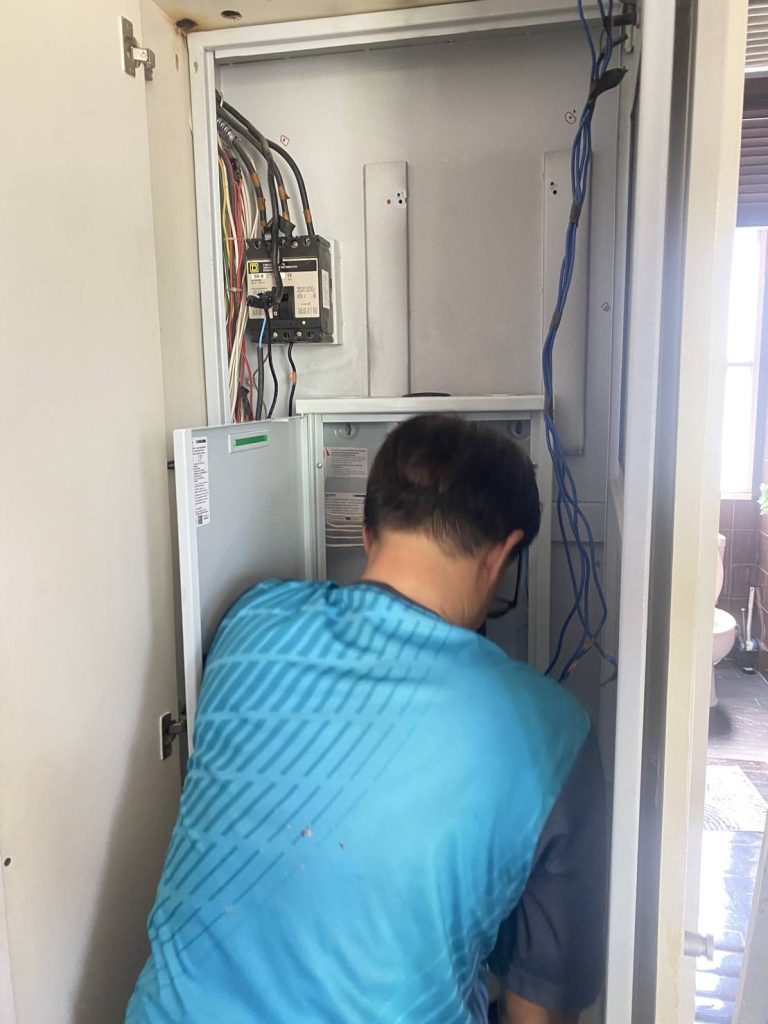 ซ่อมไฟหน้าตู้โหลดเซ็นเตอร์