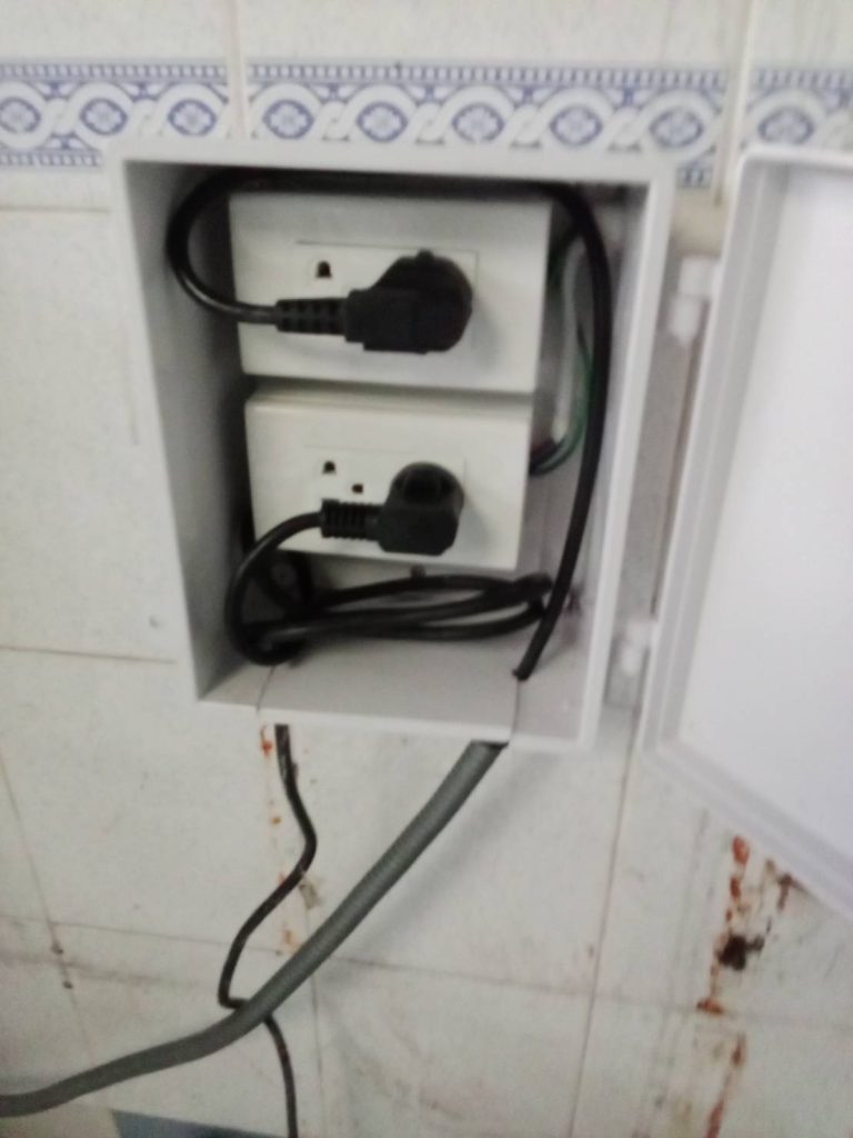 ปลั๊กไฟในกล่องกันน้ำ