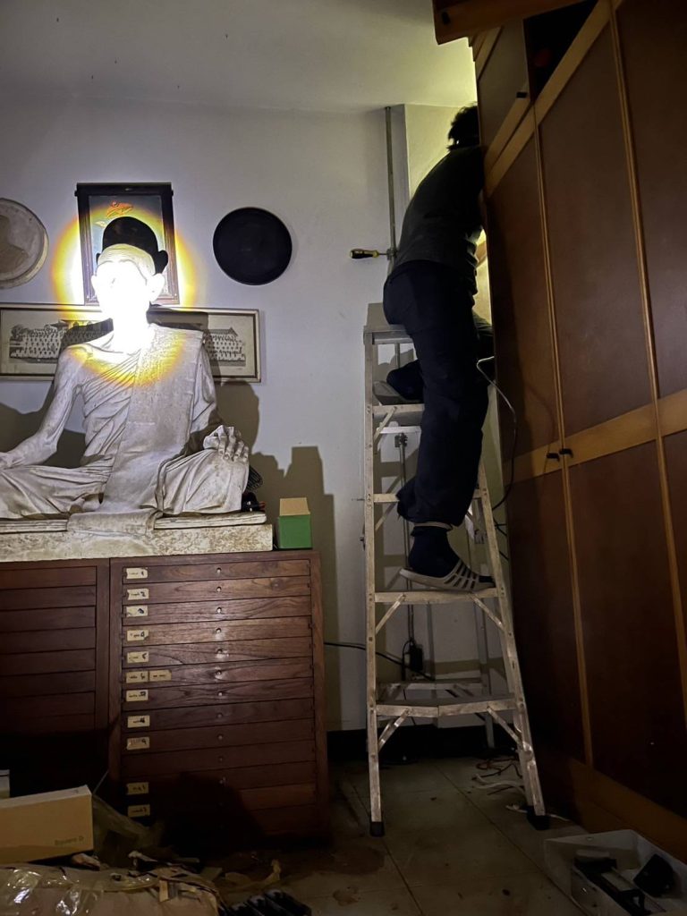 ปีนบันไดตรวจเช็กตู้ไฟ