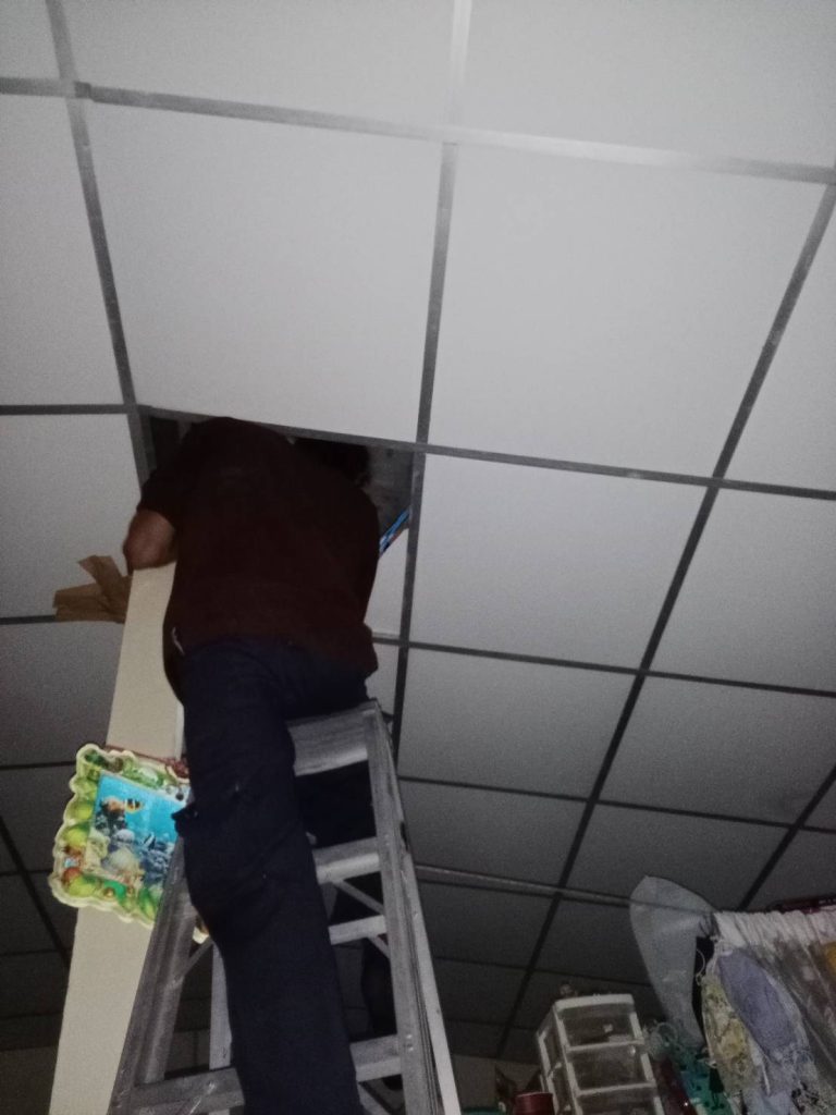 ช่างไฟฟ้า ปีนบันไดเช็กสายไฟบนฝ้า