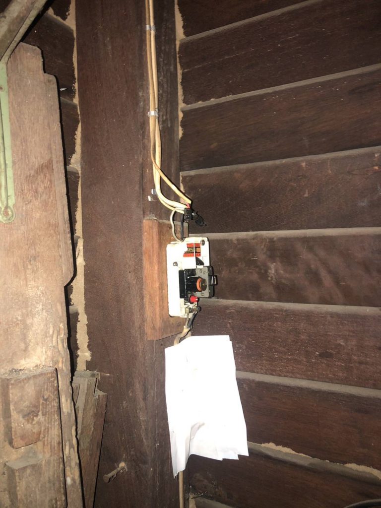 สวิตช์เบรกเกอร์เก่า