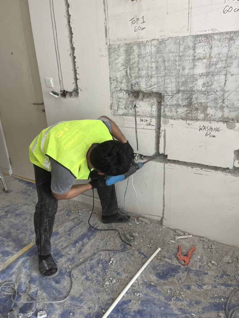 กรีดผนังฝังท่อสายไฟ