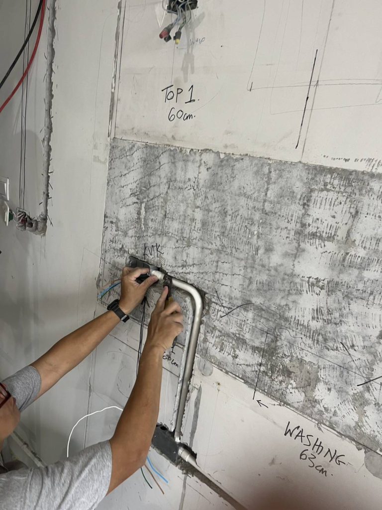 กรีดผนังฝังสายไฟ