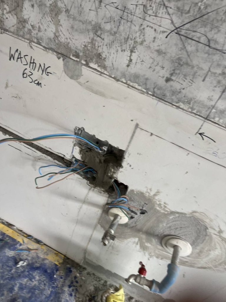 กรีดผนังฝังสายไฟ