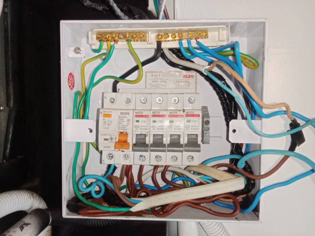เบรกเกอร์ในตู้คอนซูมเมอร์