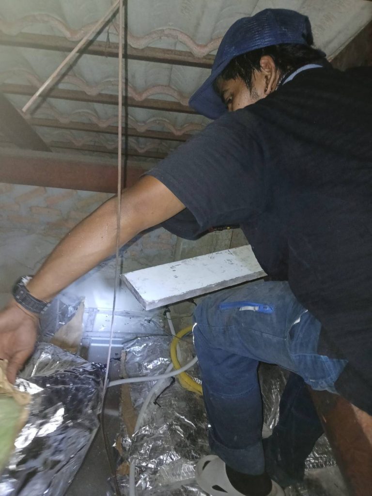 ตรวจเช็กจุดต่อสายไฟบนฝ้า