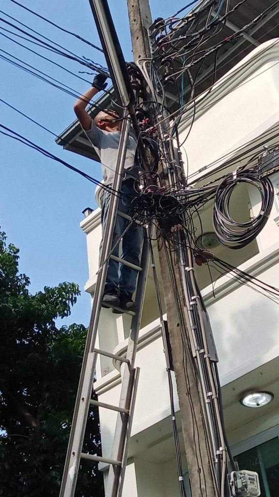 ปีนเสาไฟดึงสายเมน