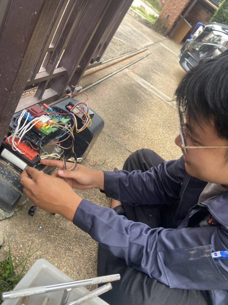 ช่างไฟฟ้า ซ่อมมอเตอร์ประตูรีโมท