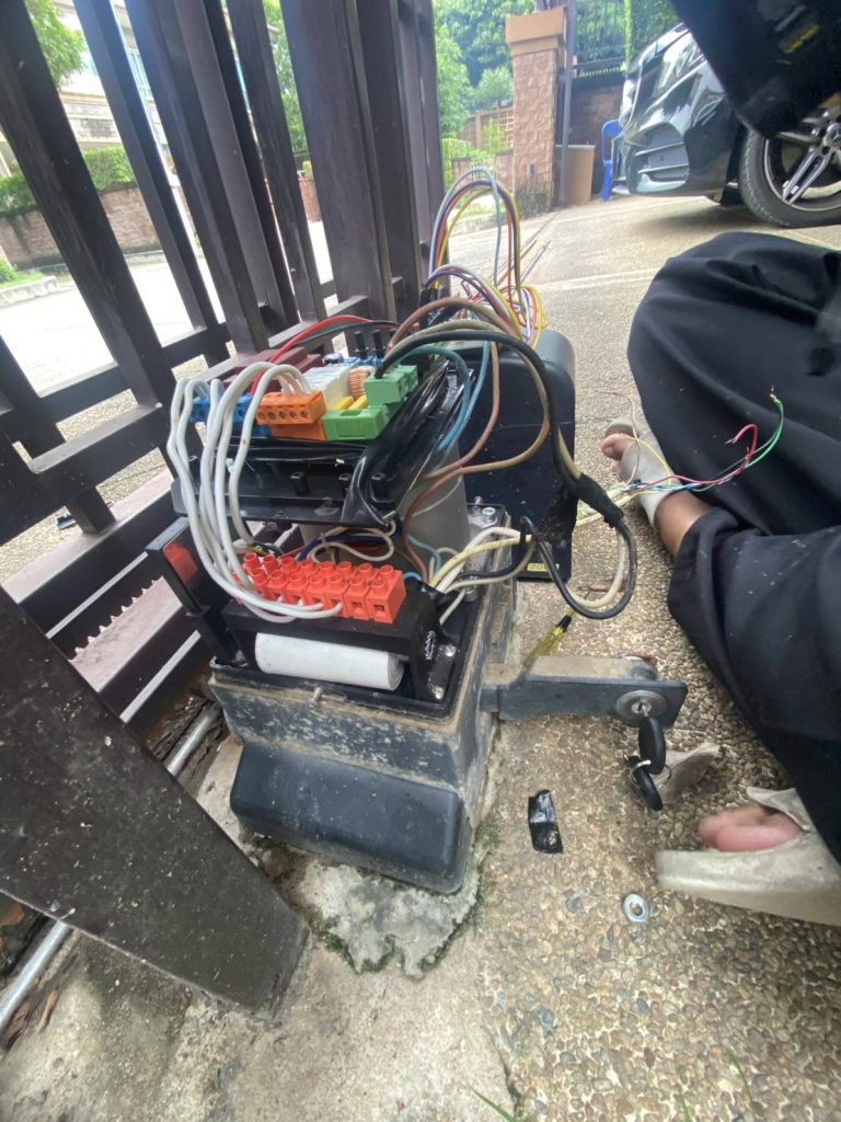 ช่างไฟฟ้า ซ่อมมอเตอร์ประตูรีโมท