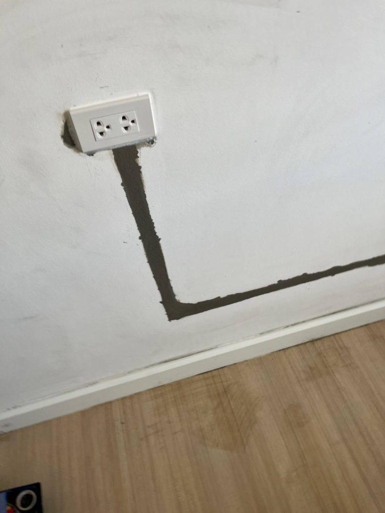 กรีดผนังฝังสายไฟ