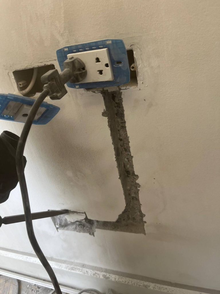 กรีดผนังฝังสายไฟ