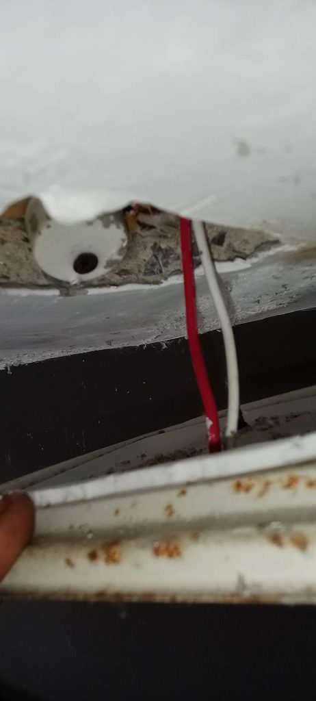 สายไฟเข้าหลอดไฟ