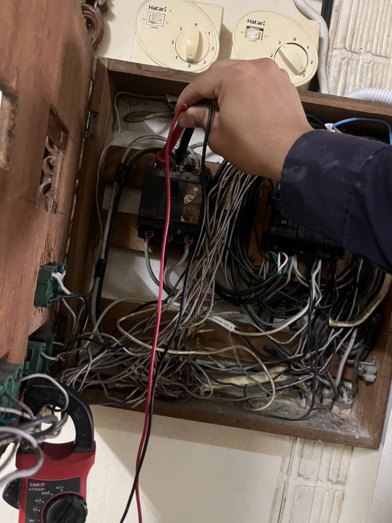 วัดไฟโดยใช้ clam meter