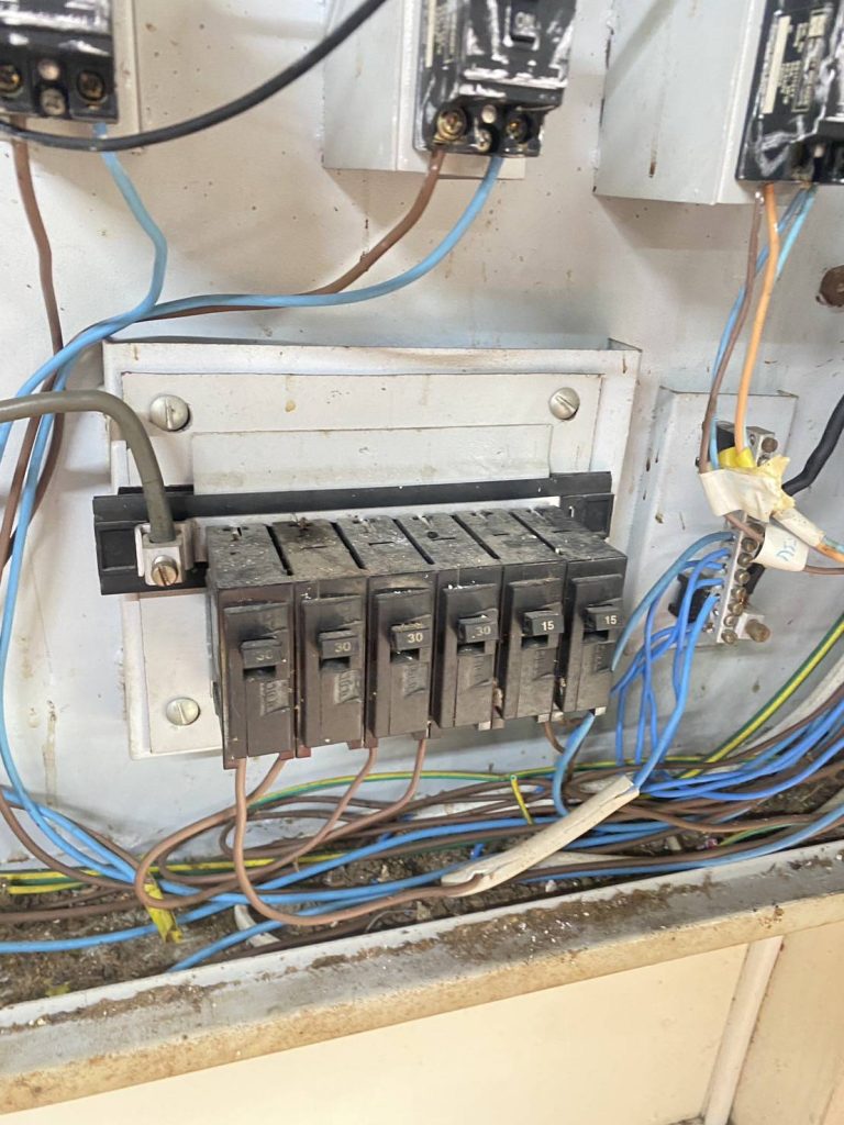 เบรกเกอร์