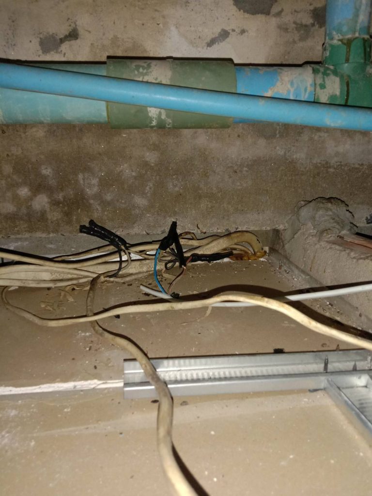 สายไฟช็อตไหม้บนฝ้า