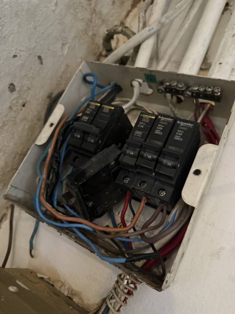 ตู้คอนซูมเมอร์