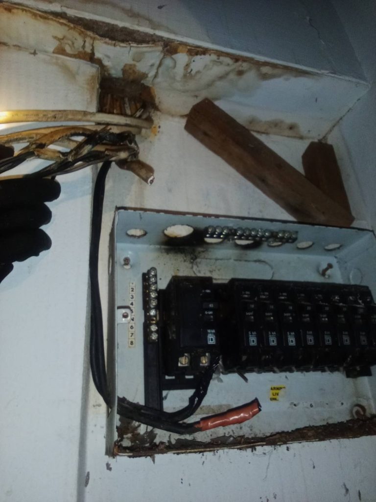 สายไฟช็อตไหม้ในตู้คอนซูมเมอร์