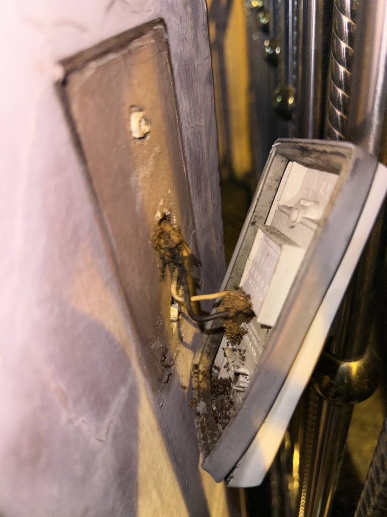 สายไฟชำรุด