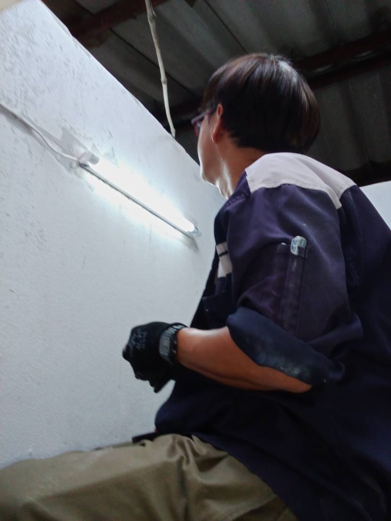 ติดตั้งหลอดไฟฟลูออเรสเซนต์