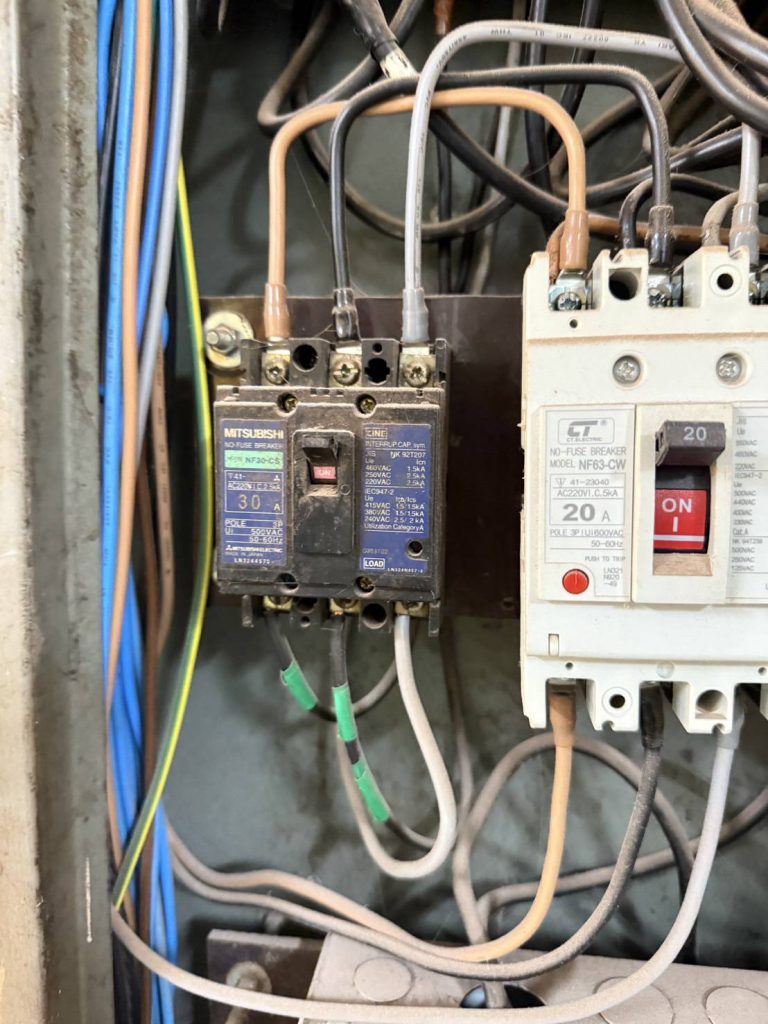 เมนเบรกเกอร์