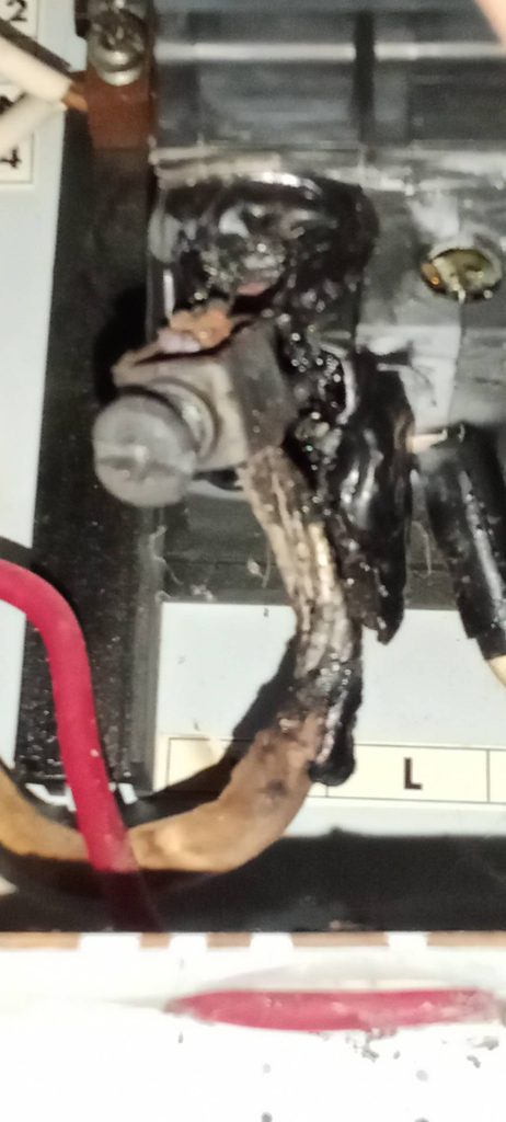 ช็อตละลายที่จุดต่อสายไฟเบรกเกอร์