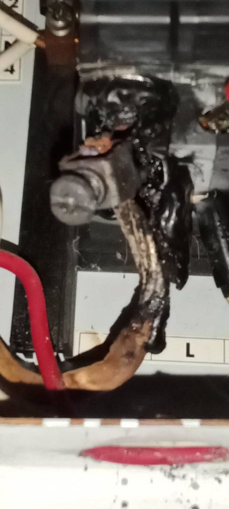 ช็อตละลายที่จุดต่อสายไฟเบรกเกอร์