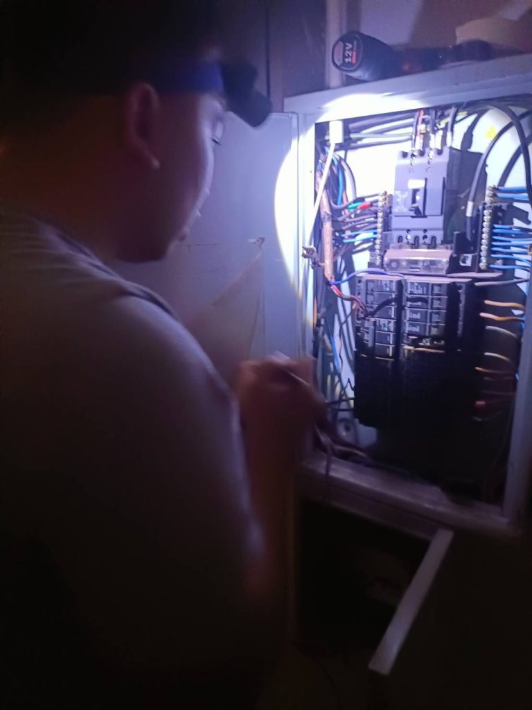 ช่างไฟฟ้าเข้าตรวจเช็คระบบไฟ