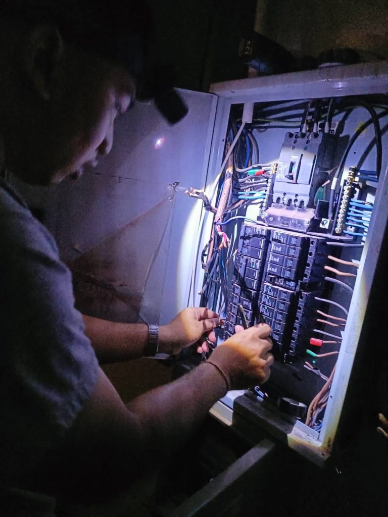 ช่างไฟเข้าตรวจเช็คระบบไฟ