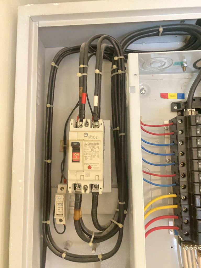 เมนเบรกเกอร์