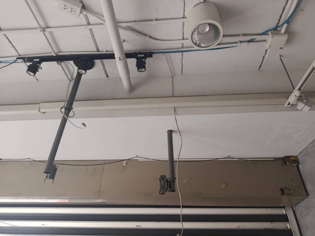 แนวท่อสายไฟบนเพดาน