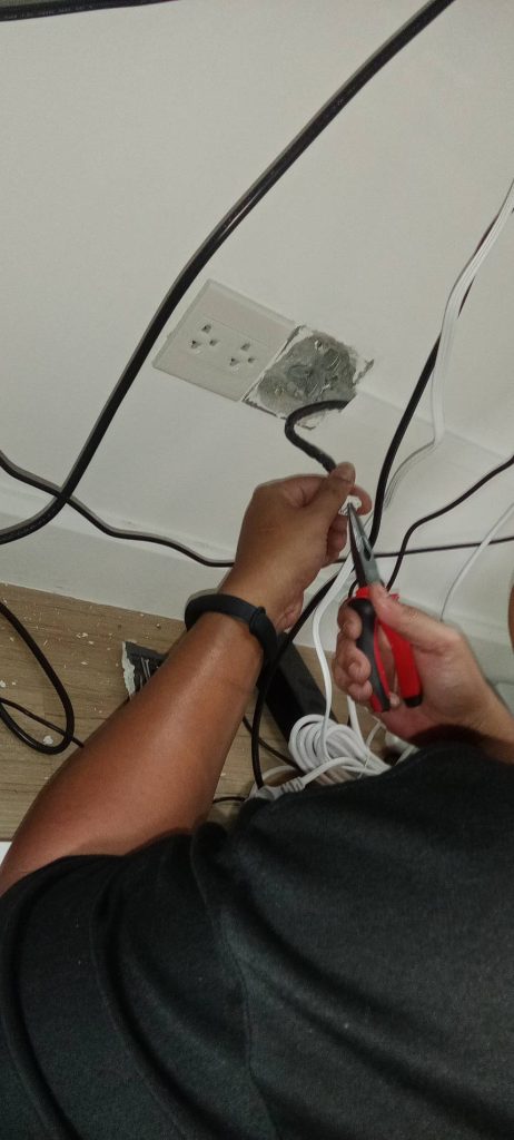 ติดตั้งปลั๊กไฟ