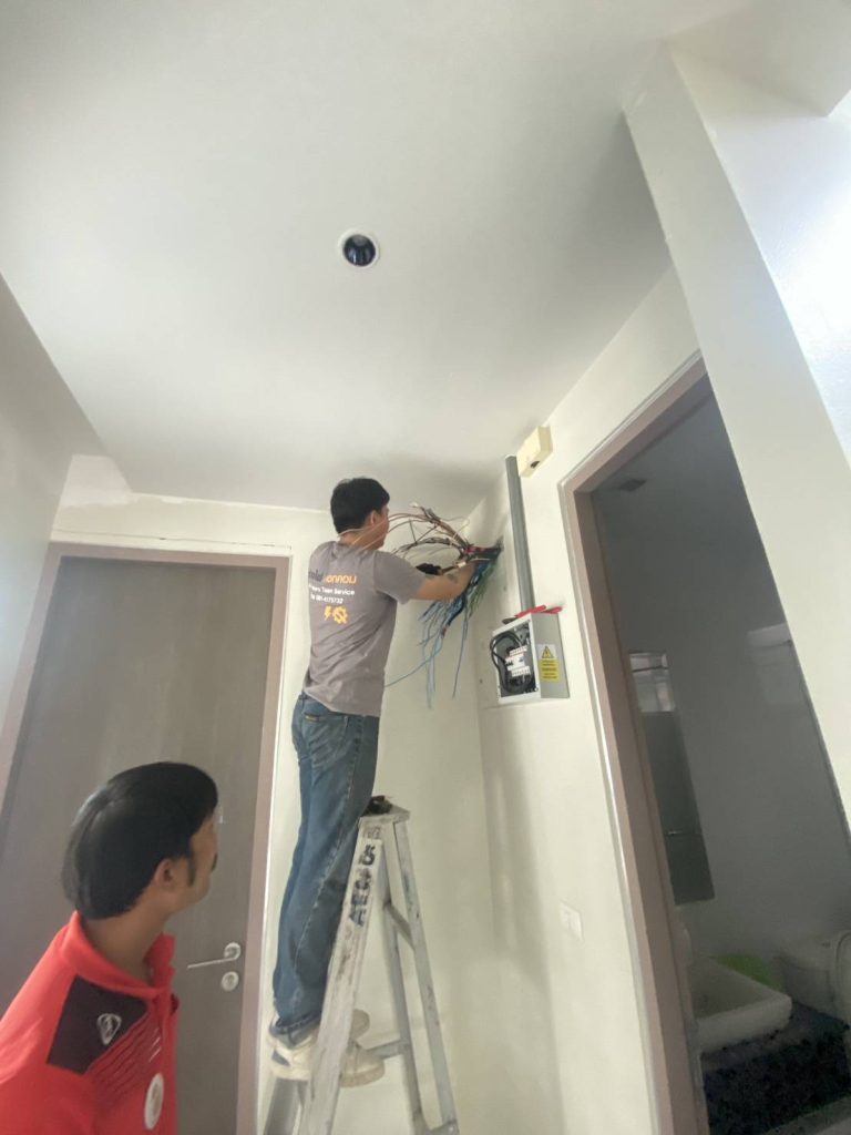 ช่างไฟฟ้าเดินสายติดตั้งตู้โหลดเซ็นเตอร์