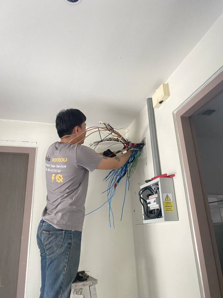 ช่างไฟฟ้าเดินสายติดตั้งตู้โหลดเซ็นเตอร์