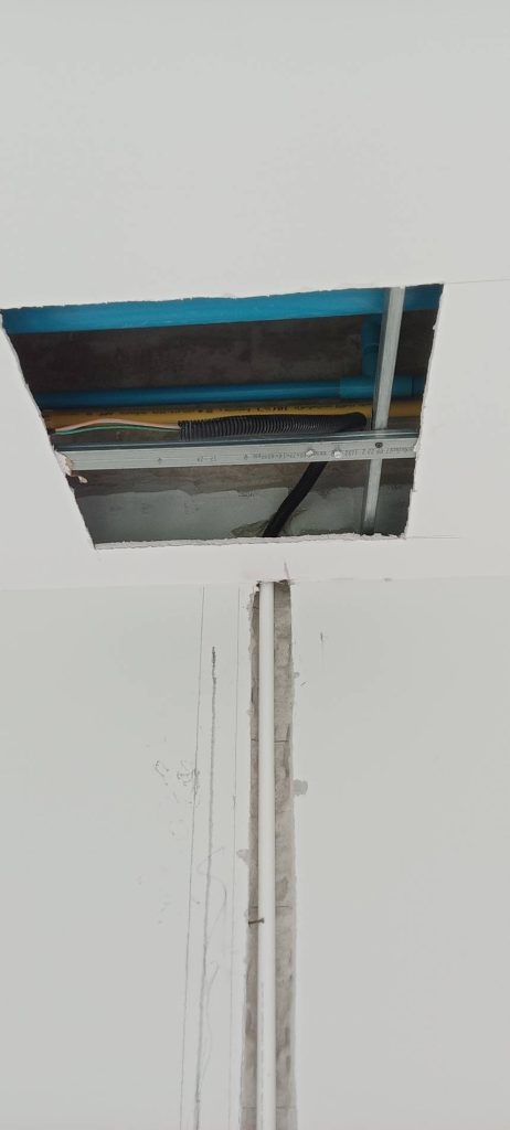 กรีดผนังฝังท่อสายไฟ