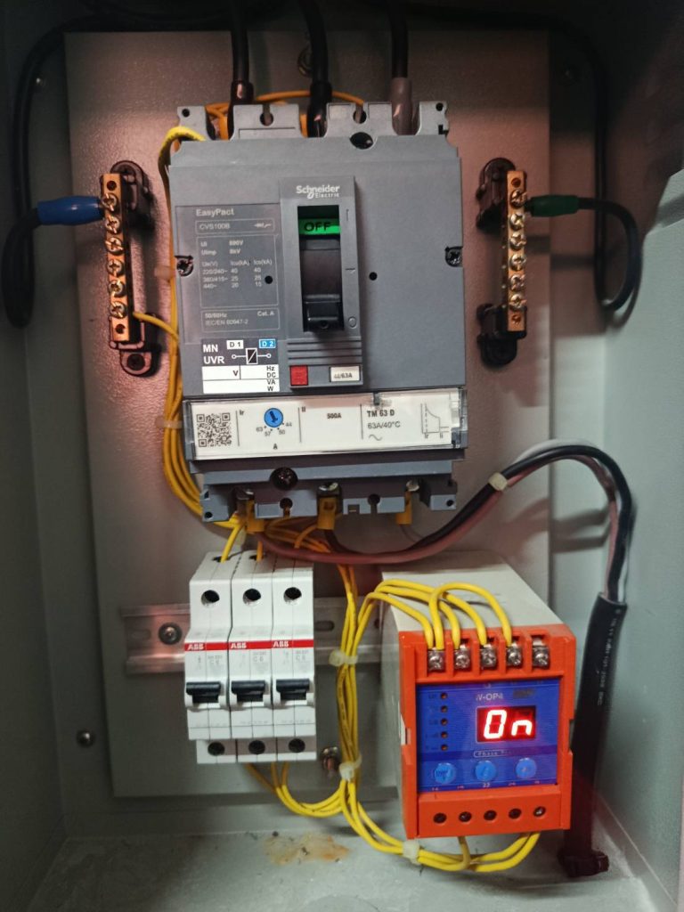 แผงควบคุมไฟฟ้า