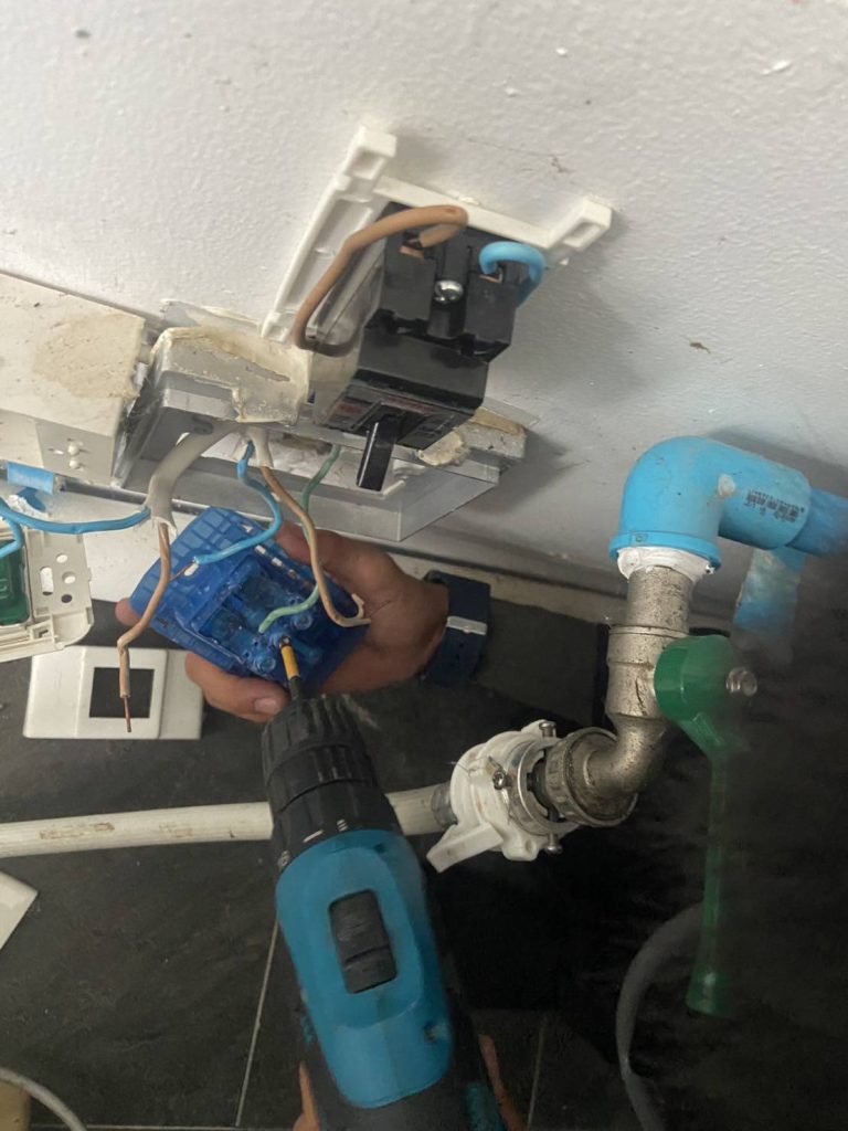 เปลี่ยนปลั๊กไฟใหม่