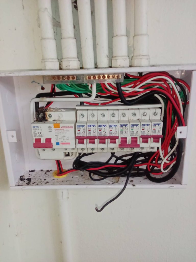 เมนเบรกเกอร์ช็อตไหม้