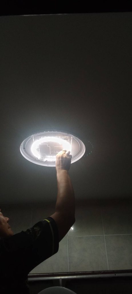 ช่างไฟฟ้าตรวจเช็กโคมไฟดาวน์ไลท์