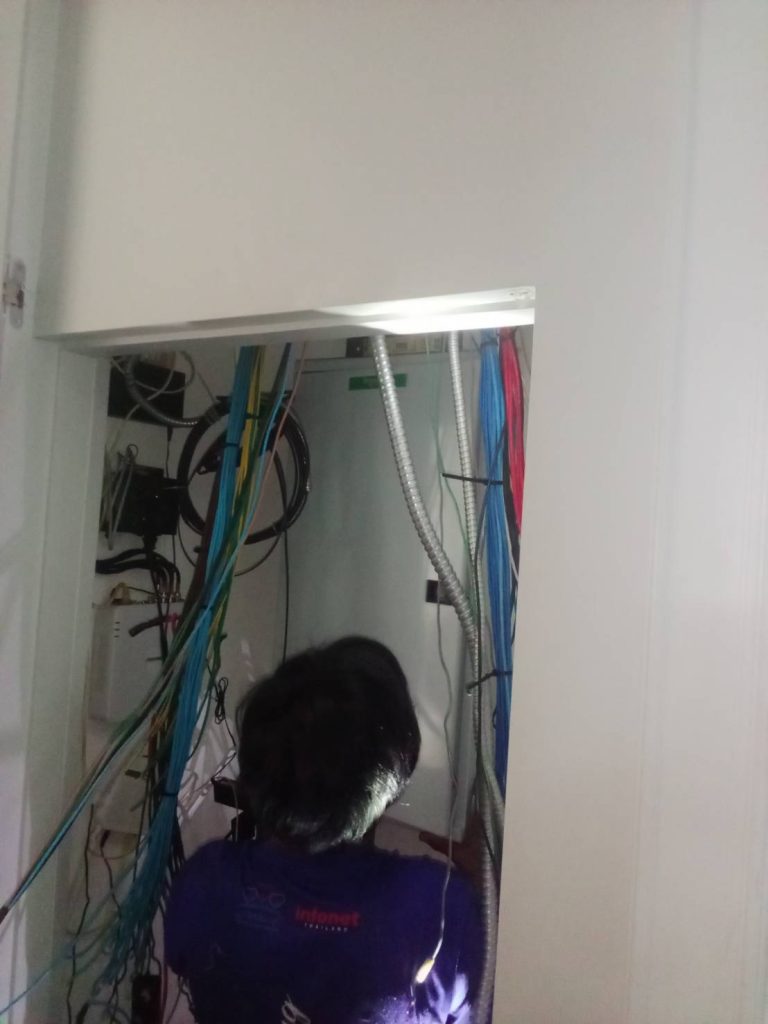 ช่างไฟฟ้าติดตั้งตู้โหลดเซ็นเตอร์