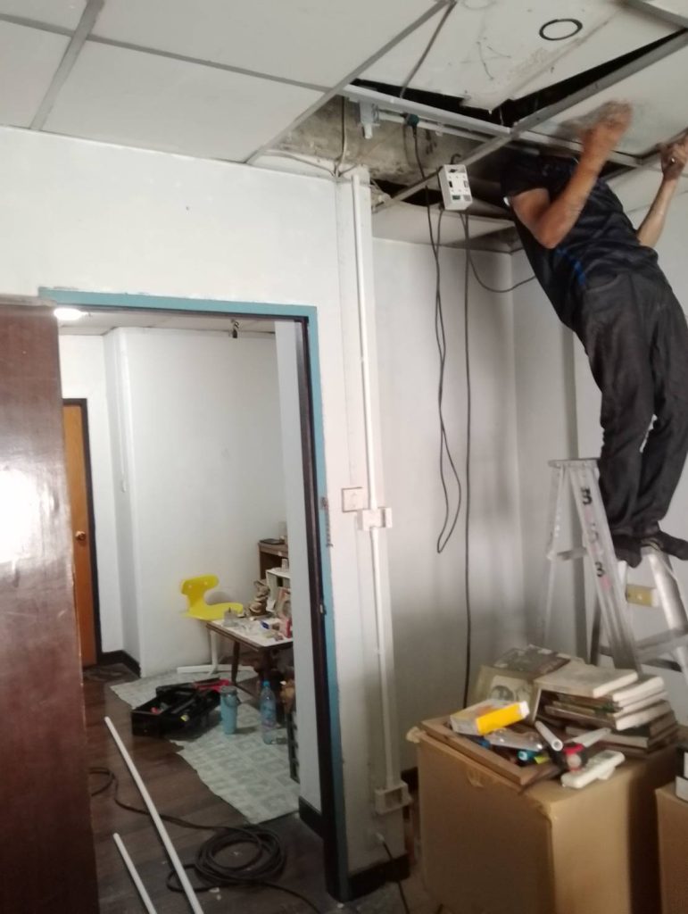 ปีนฝ้าตรวจเช็กระบบไฟ