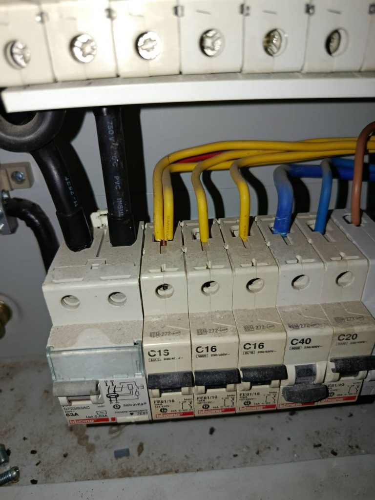 สายไฟเข้าเบรกเกอร์ในตู้คอนซูมเมอร์