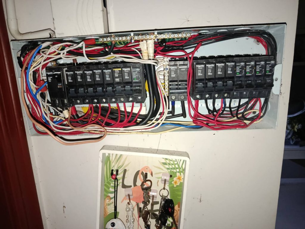 ช่างไฟฟ้าตรวจเช็กตู้คอนซูมเมอร์