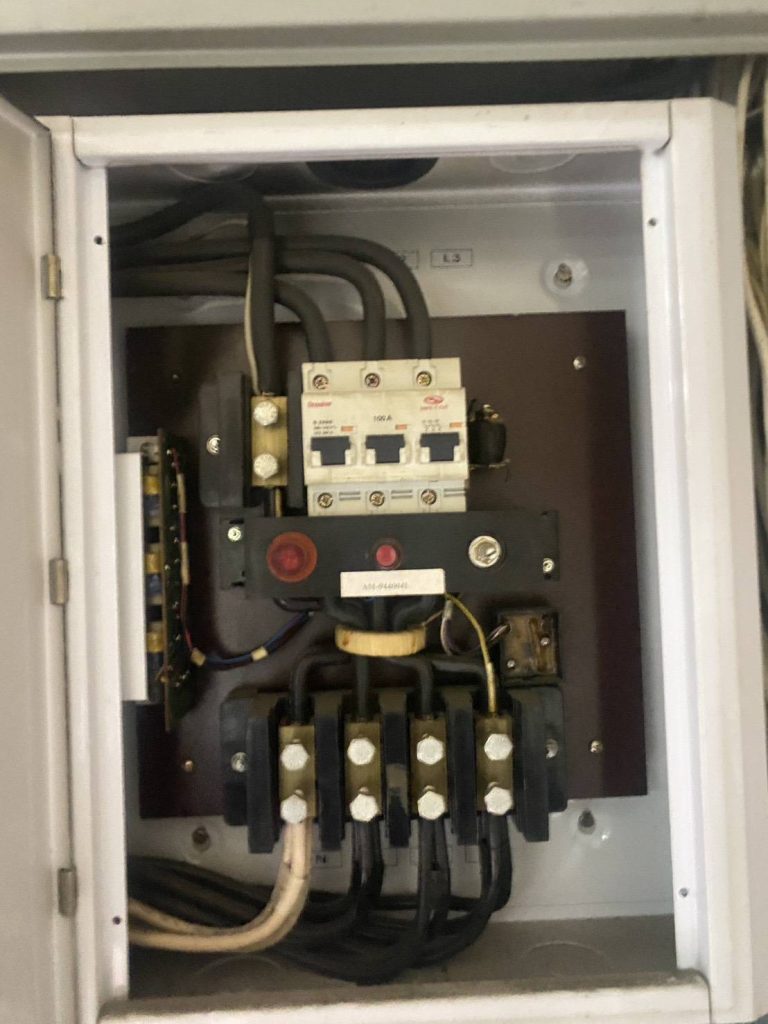 เบรกเกอร์ (circuit breaker)