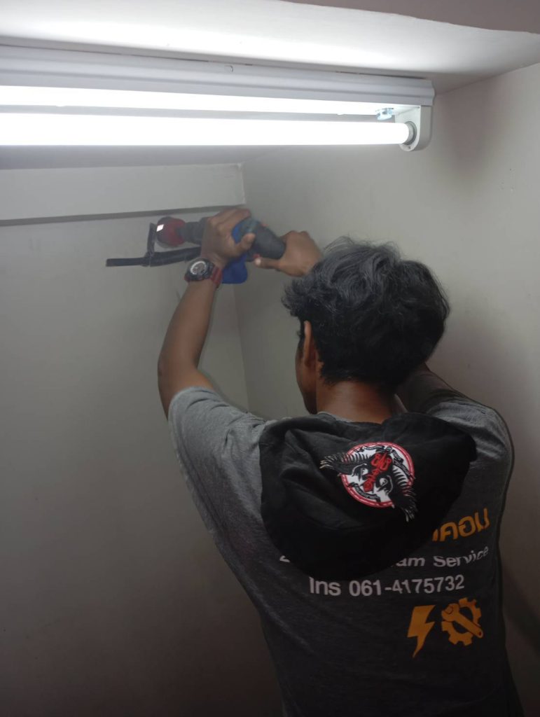 เจาะผนังเตรียมการติดตั้ง